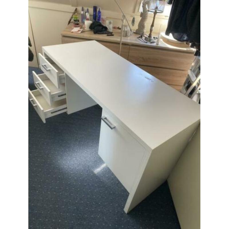Bureau 1,40m bij 58cm moet weg :)