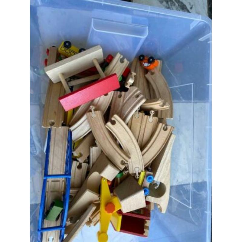 Houten treinrails + 2 brio treinen