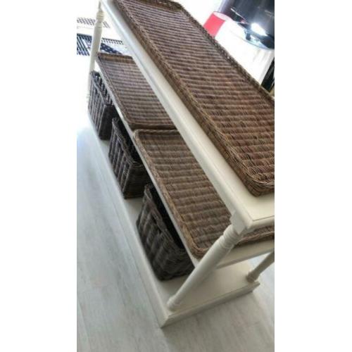 Sidetable met rieten manden