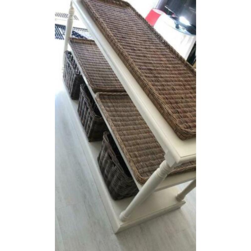 Sidetable met rieten manden