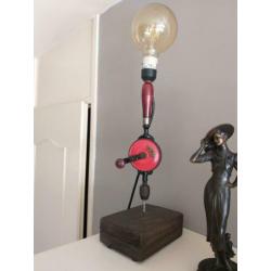 Industriële lamp gemaakt van oude handboormachine.