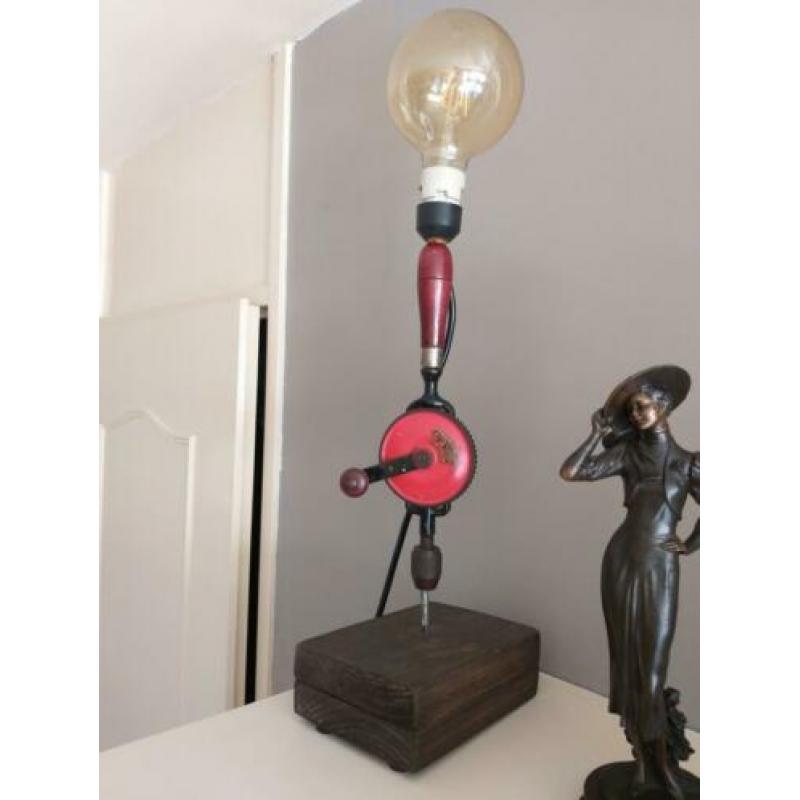 Industriële lamp gemaakt van oude handboormachine.