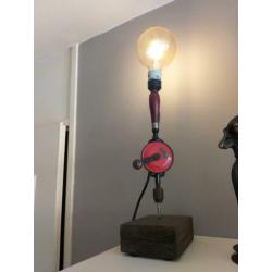 Industriële lamp gemaakt van oude handboormachine.