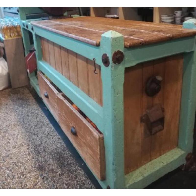 Antieke graanmolen / toonbank / buffet