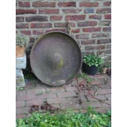 Oude gietijzeren voeder/drinkbak,doorsnee 60 cm €27,50,afhal
