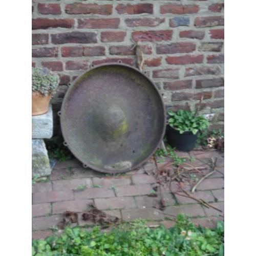 Oude gietijzeren voeder/drinkbak,doorsnee 60 cm €27,50,afhal