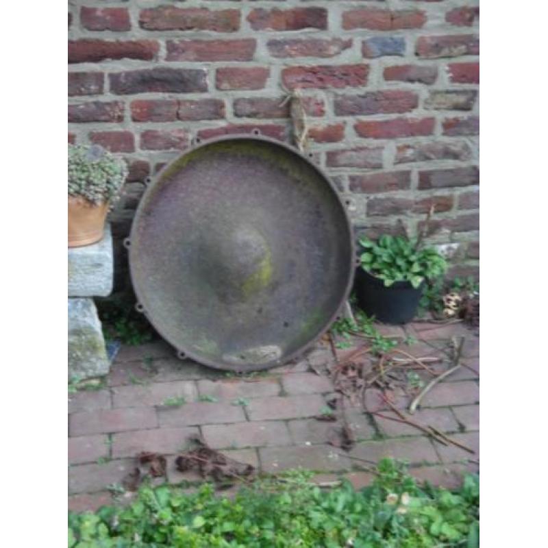 Oude gietijzeren voeder/drinkbak,doorsnee 60 cm €27,50,afhal