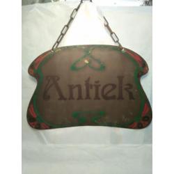 Antiek Art Nouveau uithangbord voor antiekzaak.