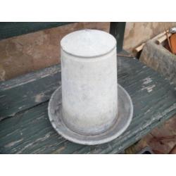 Oude gietijzeren voeder/drinkbak,doorsnee 60 cm €27,50,afhal