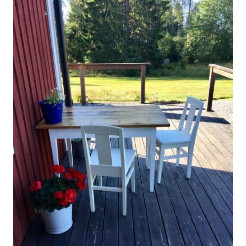 Antieke Zweedse tafel met 2 witte stoelen.