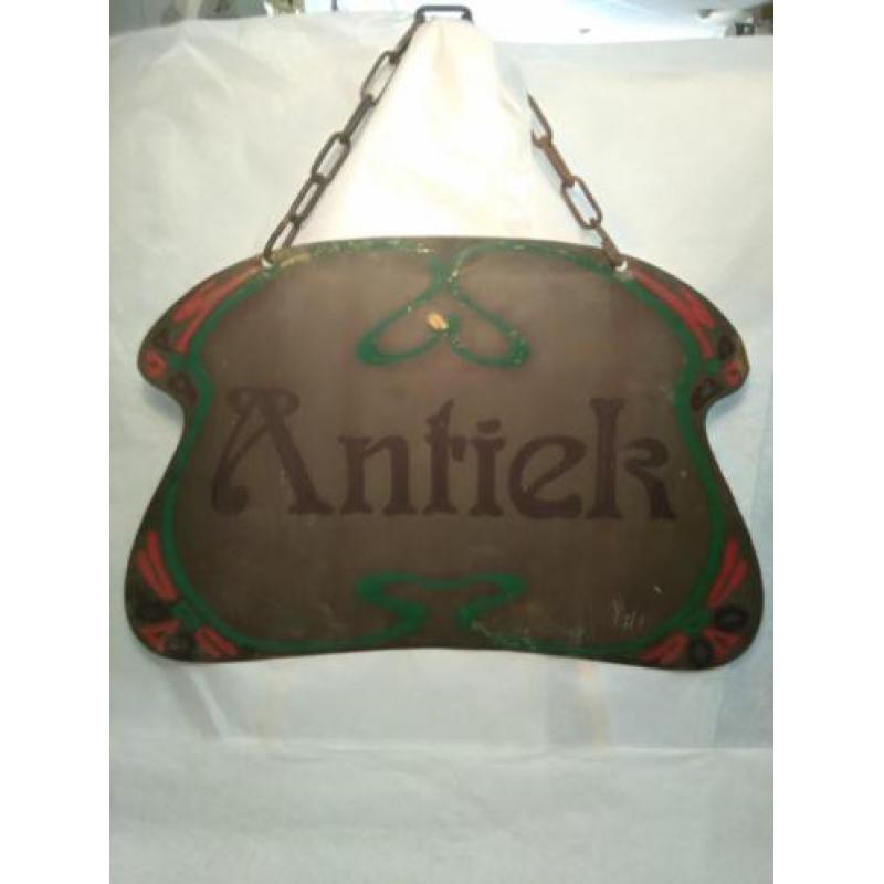 Antiek Art Nouveau uithangbord voor antiekzaak.