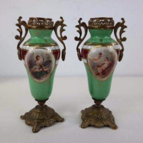 Twee porseleinen vaasjes in bronzen montuur