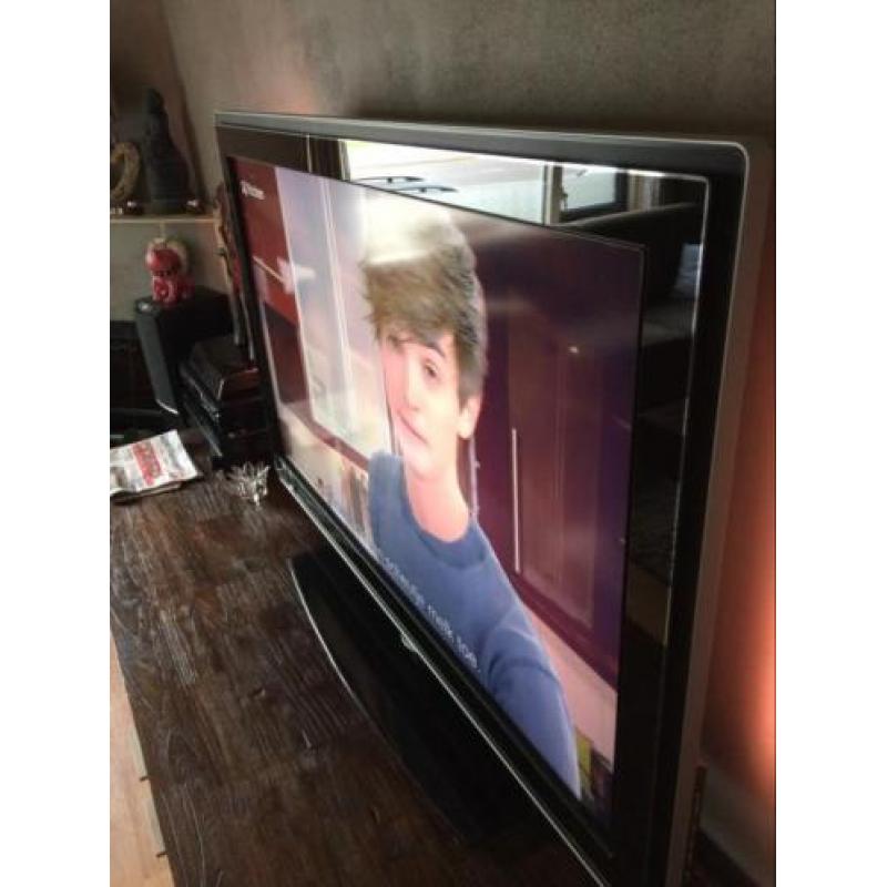 Philips ambilight 52 inch lcd tv