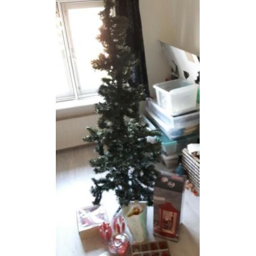 Kerstboom met veel kerstversiering /kerstballen