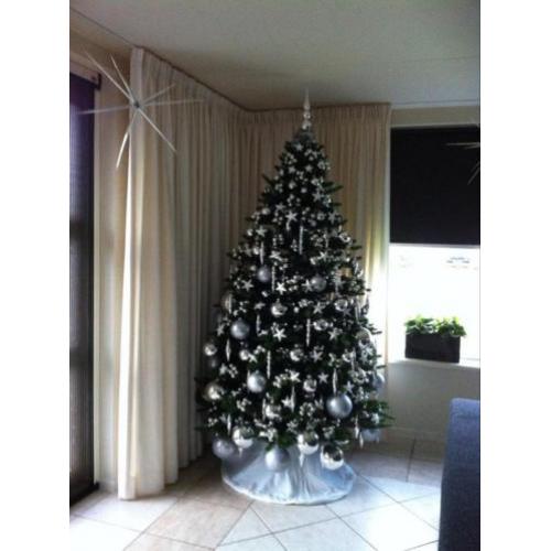Kerstboom kunst met versiering.