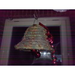Handgemaakte kerstklokken en eendenkorven.