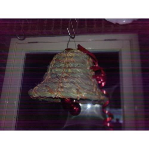 Handgemaakte kerstklokken en eendenkorven.