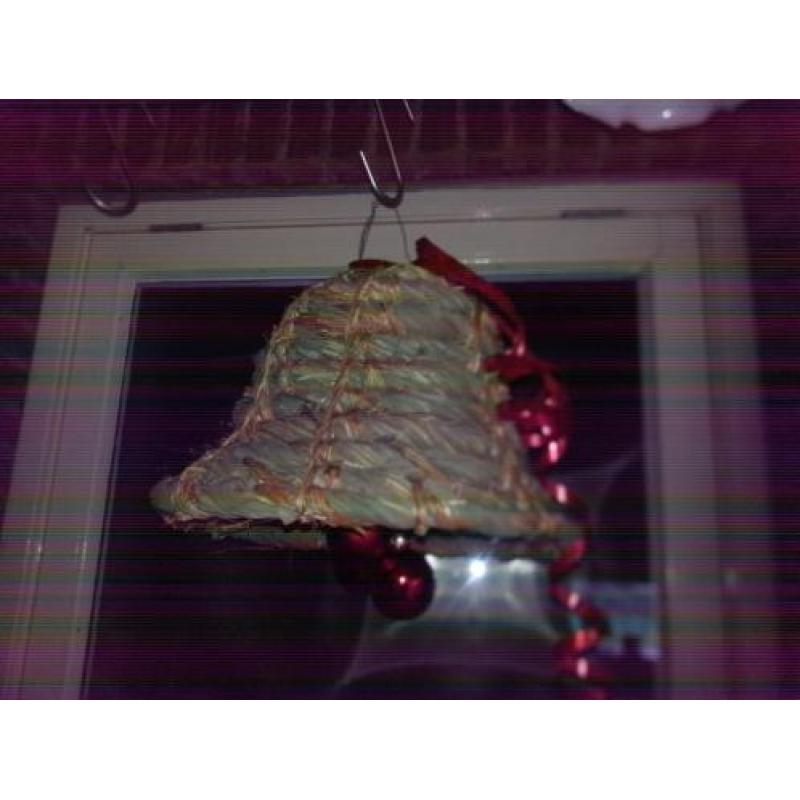 Handgemaakte kerstklokken en eendenkorven.