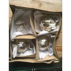 Tas met allerlei kerstballen in nude/grijs en zilver