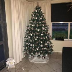 Kerstboom kunst met versiering.
