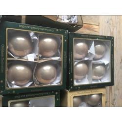Tas met allerlei kerstballen in nude/grijs en zilver