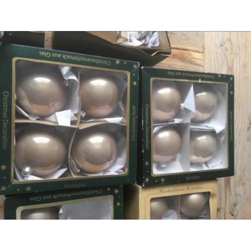 Tas met allerlei kerstballen in nude/grijs en zilver