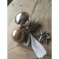 Tas met allerlei kerstballen in nude/grijs en zilver