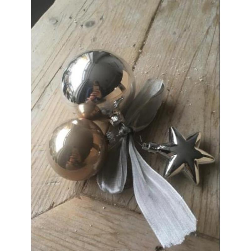 Tas met allerlei kerstballen in nude/grijs en zilver