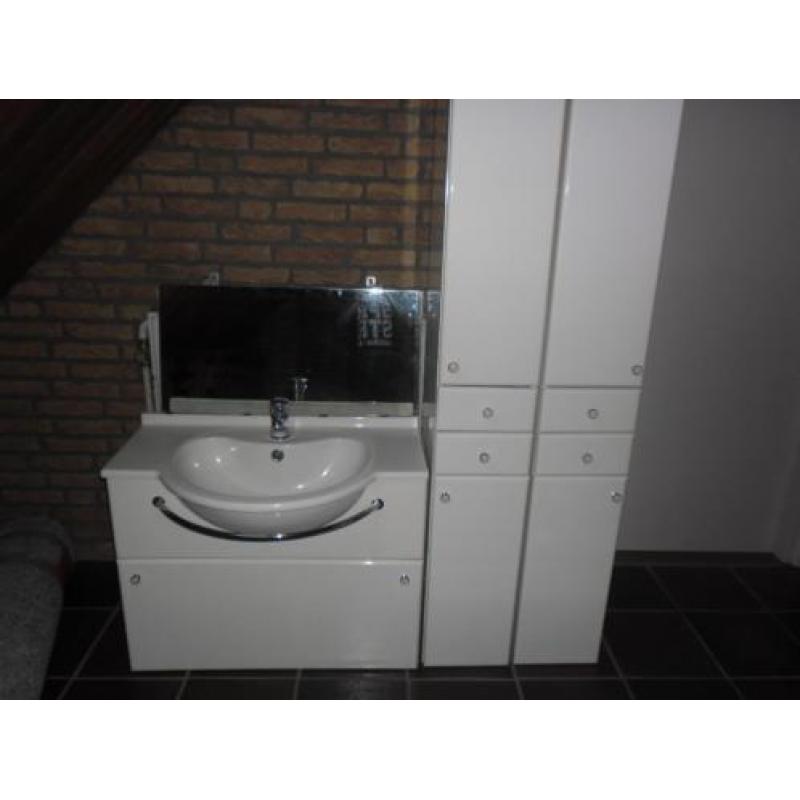 compleet badkamermeubel al gedemonteerd