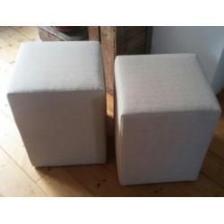 2 mooie poefen, grof geweven stof, creme/beige