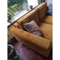 gele bank, velours, 1 jaar oud, 2.5 zits