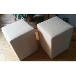 2 mooie poefen, grof geweven stof, creme/beige