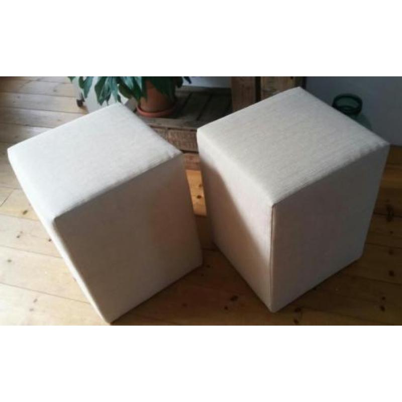 2 mooie poefen, grof geweven stof, creme/beige