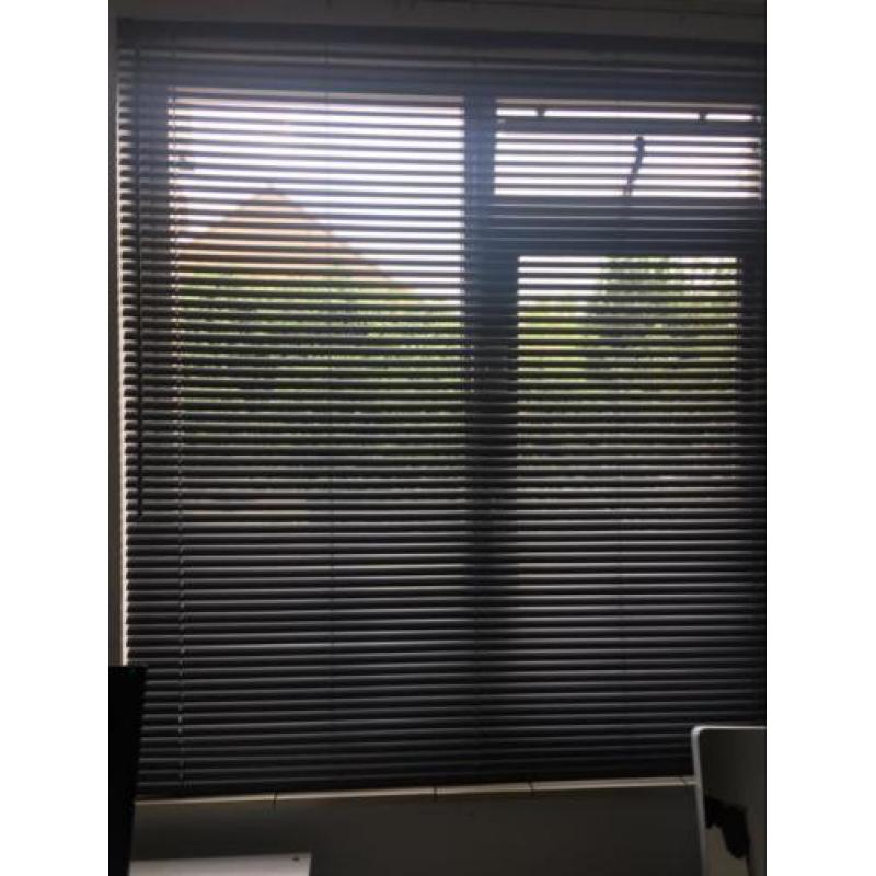 Grijze luxaflex, zo goed als nieuw!