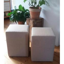 2 mooie poefen, grof geweven stof, creme/beige