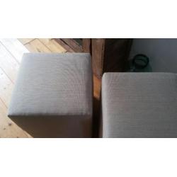 2 mooie poefen, grof geweven stof, creme/beige