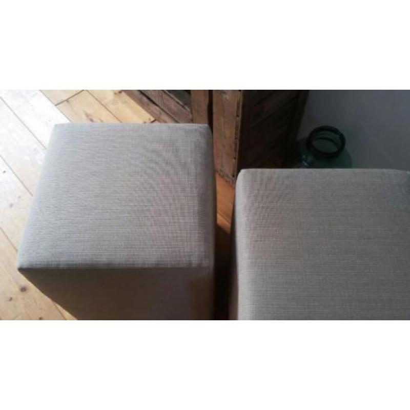 2 mooie poefen, grof geweven stof, creme/beige