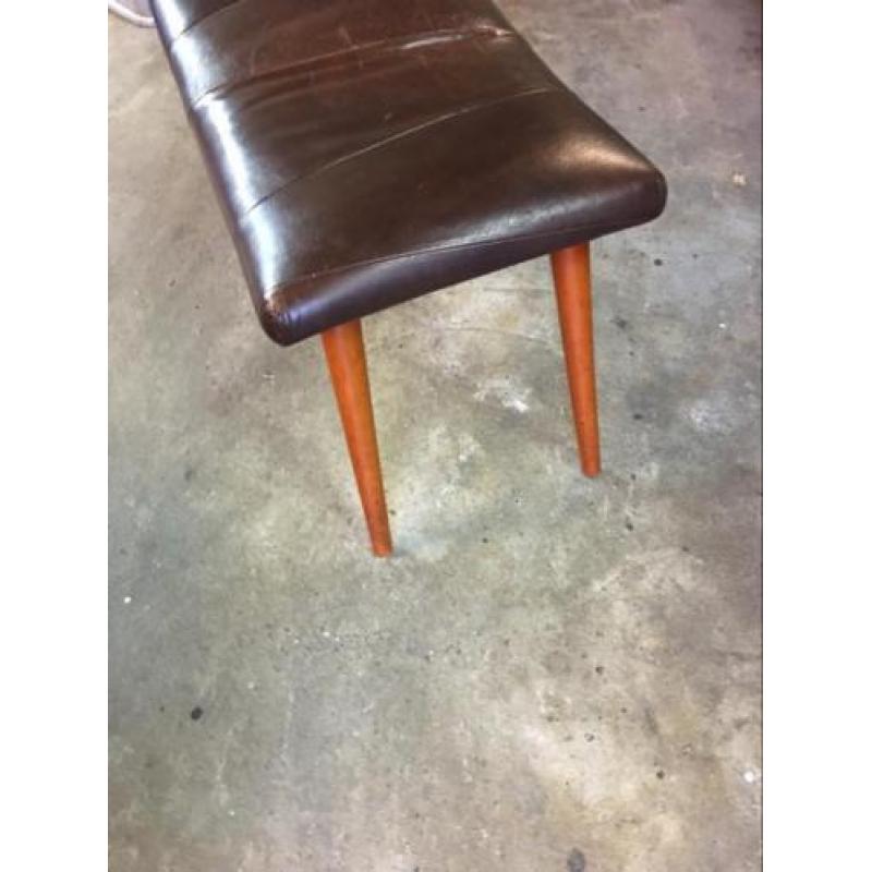 Retro leren voetenbank / hocker teak poten