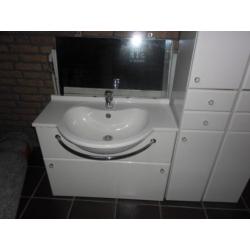 compleet badkamermeubel al gedemonteerd