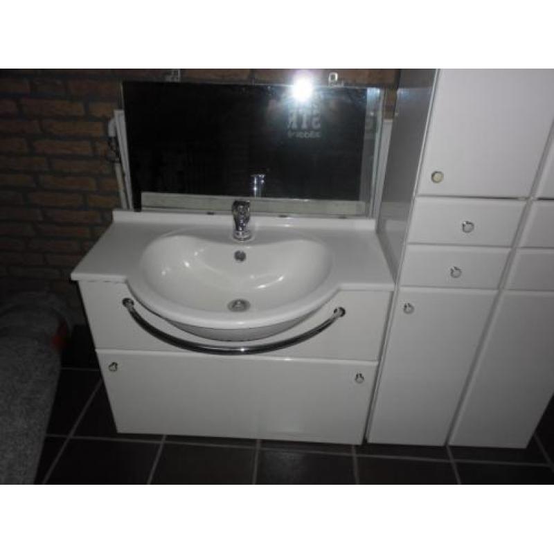compleet badkamermeubel al gedemonteerd