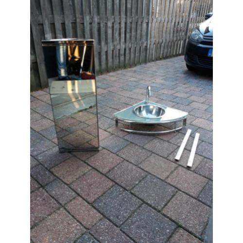Mooi spiegelkastje en fonteintje!