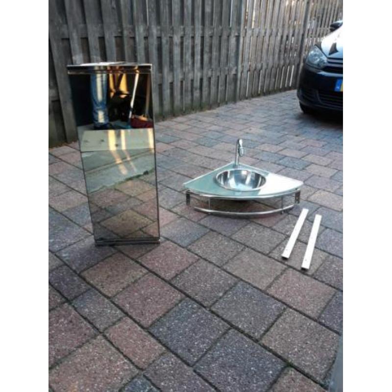 Mooi spiegelkastje en fonteintje!