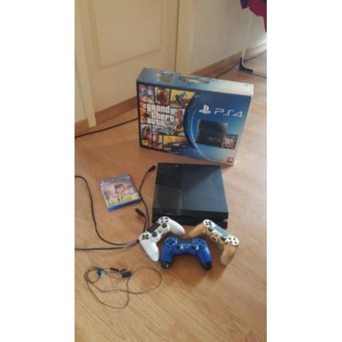 Playstation 4 + 2 v2 controllers (lees beschrijving)